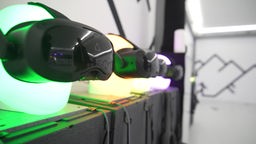 Das Bild zeigt leuchtende Modellköpfe, die Virtual-Reality-Brillen tragen. 