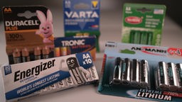Batterien von verschiedenen Marken auf einem Tisch aufgestellt