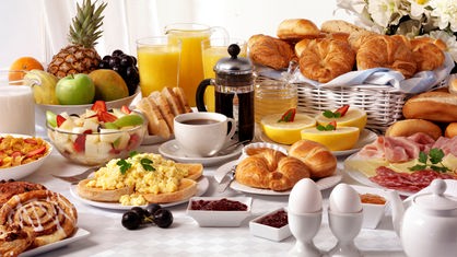 Das Bild zeigt ein Frühstücksbuffet.