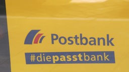 Ein Werbeplakat der Postbank