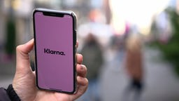 Ein Mobiltelefon mit dem Startbildschirm der Klarna-App