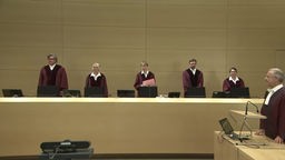 Richter betreten den Gerichtssal
