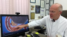 Ein Arzt erklärt auf einem Computerbildschirm eine neue Diabetes-Therapie