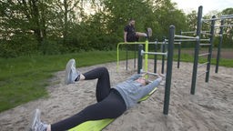 Zwei Personen machen outdoor Sport-Übungen