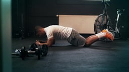 Ein Mann trainiert in einem Fitnessstudio