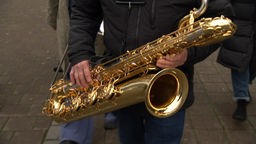 Das Bild zeigt eine Nahaufnahme eines Saxophons im Einsatz.