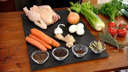 Das Bild zeigt die Zutaten für die Hühnersuppe.