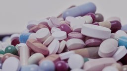Das Bild zeigt einen Haufen bunter Tabletten.