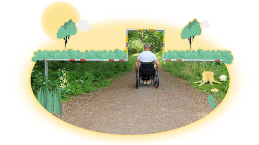 Ein Mann im Rollstuhl fährt durch eine barrierefreie Schranke auf einen Waldweg.