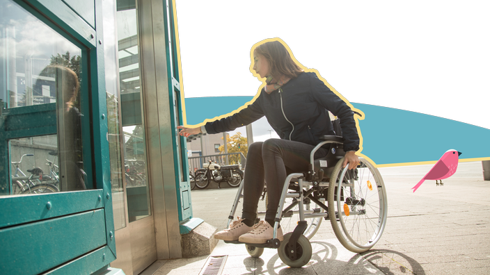 Eine junge Frau im Rollstuhl drückt den Knopf, um einen Aufzug am Bahnhof zu rufen.