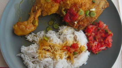 Teller mit Curry-Hähnchen mit einer pikanten Tomaten-Beilage – Curry Poulet et Rougail Tomates 