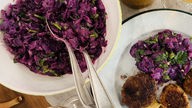 Violett-grüner Kartoffelsalat in einer Schüssel