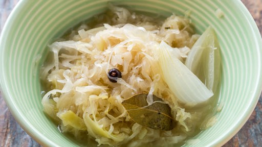 Das Bild zeigt Sauerkraut in einer Schüssel.