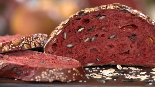 Ein aufgeschnittener Laib Brot mit rötlicher Färbung.