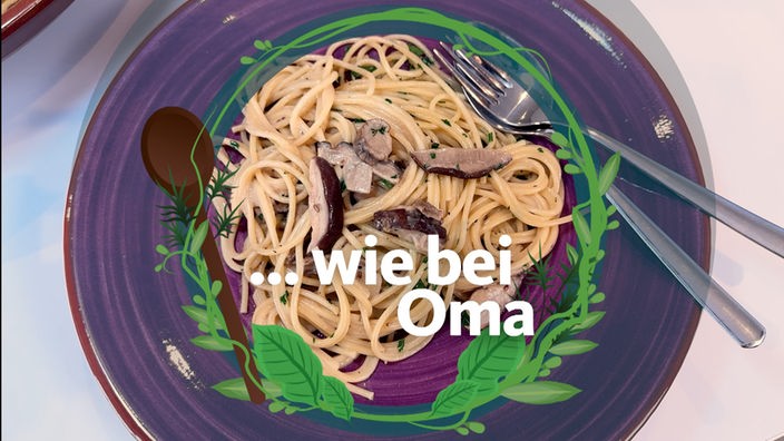 ein lilafarbener Teller, darauf liegen Spaghetti mit einer Steinpilz-Sahne-Sauce. Darauf liegt ein Logo der Reihe "... wie bei Oma" mit einem Schriftzug.