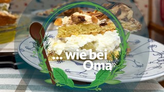 Auf einem Teller liegt ein Stück Torte mit einer Sahneschicht und Stachelbeeren zwischen zwei Teigböden. Im Fordergrund stehen den Worte "... wie bei Oma".