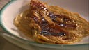 Buchweizen-Speckpfannkuchen mit Rübenkraut auf einem Teller
