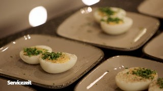Das Bild zeigt das fertige Gericht: "Gefüllte Harissa-Eier".