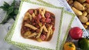 Salsiccia-Klopse in Tomatensauce mit Nudeln in einem Teller angerichtet