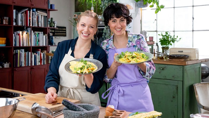 Das Bild zeigt die Köchinnen Theresa Knipschild und Zora Klipp.
