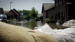 das Bild zeigt eine überflutete Straße