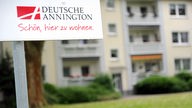 Ein Informationschild der Immobilienfirma Deutsche Annington vor einer Wohnsiedlung