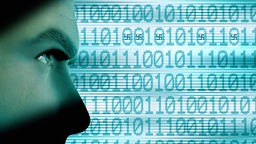 Gesichtssilouette vor Computercode mit Hakenkreuzen