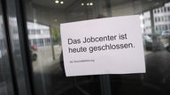 Arbeitsamt in Neuss mit Hinweis "Das Jobcenter ist heute geschlossen"
