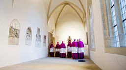 Bischöfe unterhalten sich am 10.03.2014 vor der Eröffnungsmesse der Frühjahrs-Vollversammlung der Deutschen Bischofskonferenz im Innenbereich des St.-Paulus-Doms in Münster