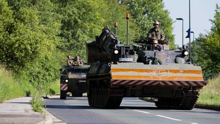 Panzerwagen der Bundeswehr fahren auf einer Landstrasse