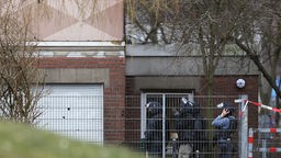 Einsatzkräfte der Polizei vor der Kindertagesstätte in Köln Chorweiler