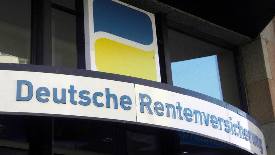 Logo der Deutschen Rentenversicherung an Hauswand