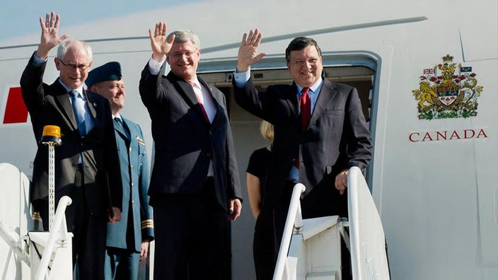 van Rompuy, Harper und Barroso winken vor der kanadischen Regierungsmaschine