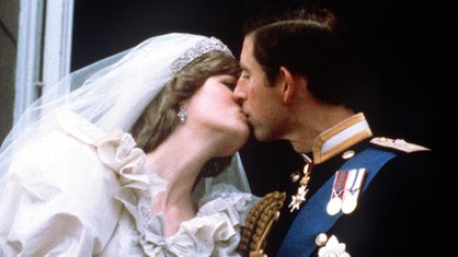 Prince Charles küsst Lady Diana nach der Trauung am 29. Juli 1981