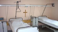 Montage: Krankenhauszimmer mit Kreuz