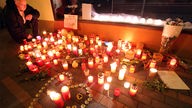 Kerzen zum Zeichen der Trauer vor der Bäckerei, in der Arzu Ö. gearbeitet hat