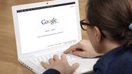 Montage: Website der Googleseite in einem Laptop, junge Frau