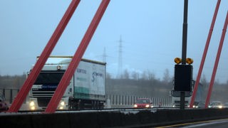 Ein LKW fährt über die für LKW gesperrte Rheinbrücke der A1. 