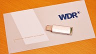 Grußkarte des WDR auf der ein USB-Stick liegt
