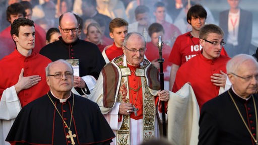 Kölner Kardinal Joachim Meisner inmitten einer Prozession