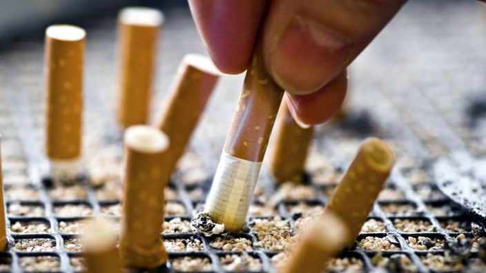 Zigarette wird in Aschenbecher ausgedrückt
