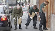 Beamte sammeln Spuren am Tatort