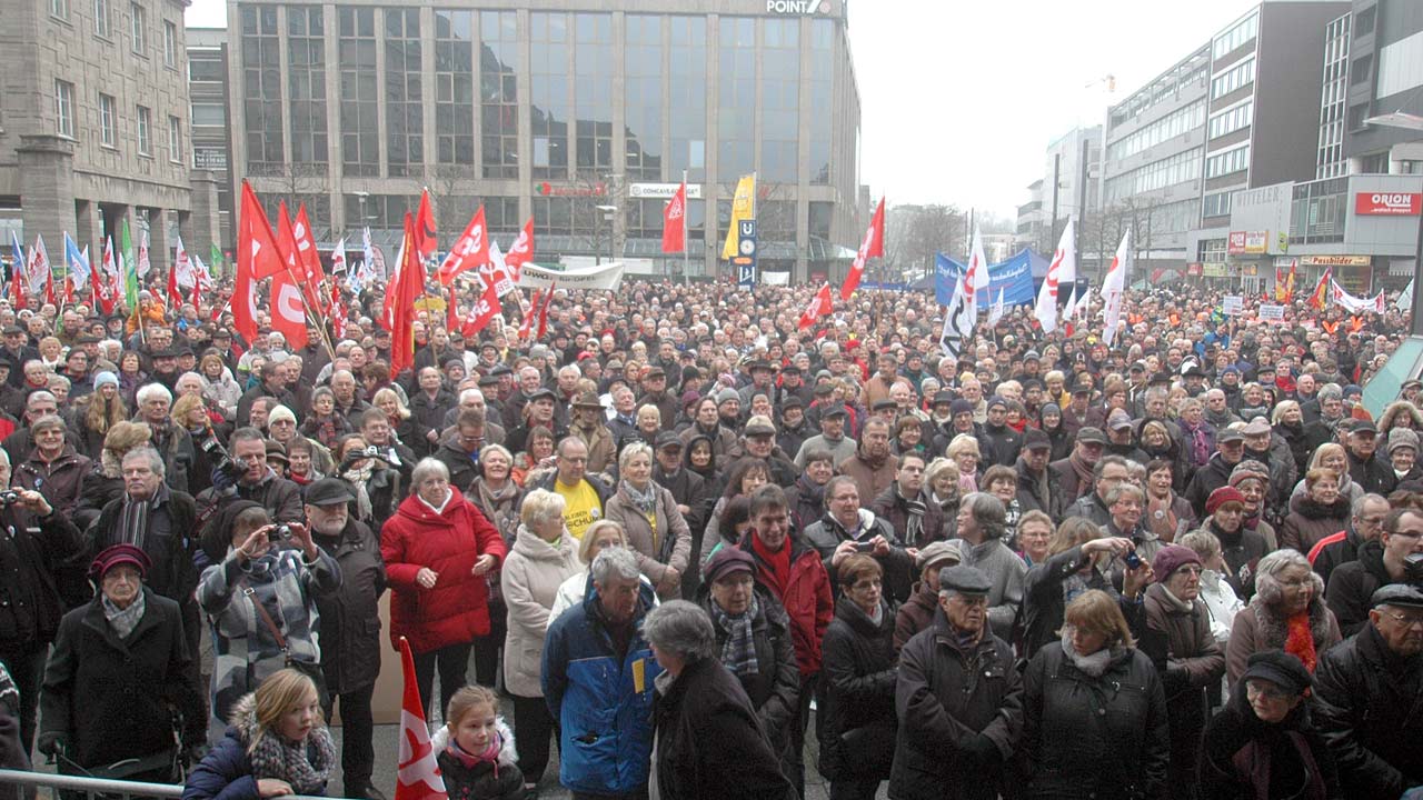Menschen bei der Kundgebung in Bochum