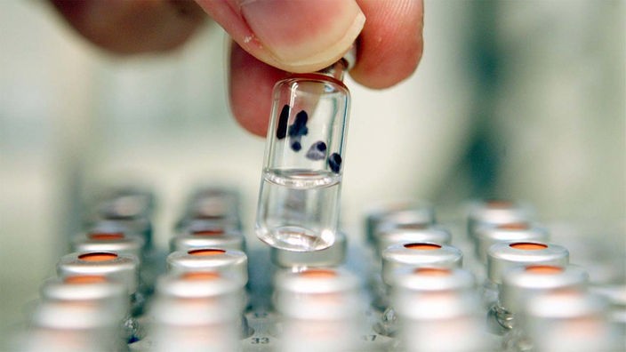 ARCHIV: Ein Chemotechniker hält im Hygiene-Institut des Ruhrgebiets eine Wasserprobe aus der Möhnetalsperre