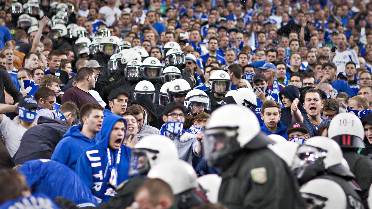 Polizei stürmt am 21.08.2013 den Schalke-Fanblock 