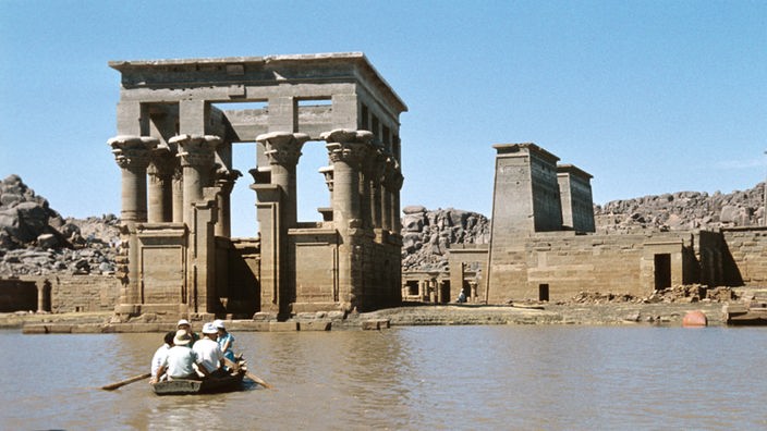Ruinen der Tempel von Philae im Wasser des Nassersees