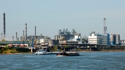 Chemieindustrie in Wesseling vom Rhein aus betrachtet