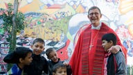 Rainer Maria Kardinal Woelki spricht mit Kindern