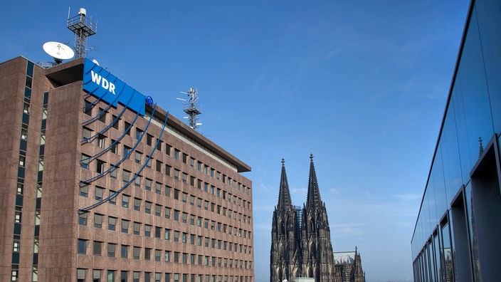 WDR-Archivhaus mit Kölner Dom im Hintergrund