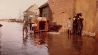 Landwirte bei Bliesheim pumpen Wasser aus einer Scheune beim Erft-Hochwasser, 1961